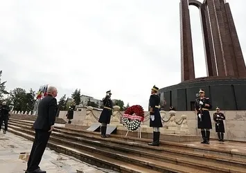 Bakan Güler Türk Şehitliği'ni ziyaret etti