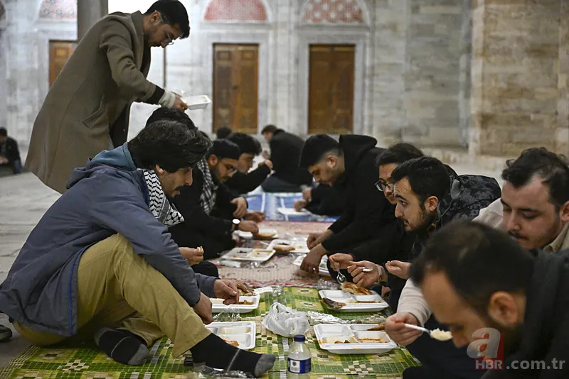 Şehzadebaşı Camisi'nde Müslüman gençler nöbette! 5