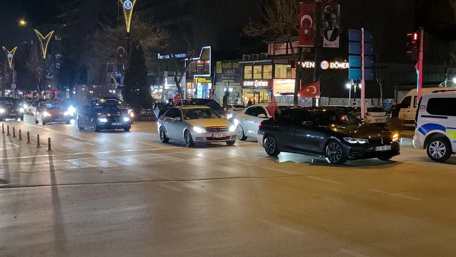 bizim-cocuklar-tarih-yazdi-bayragini-alan-sokaklara-dokuldu-iste-yurttan-kareler-1774997077023.jpg FOTOĞRAF (İHA)