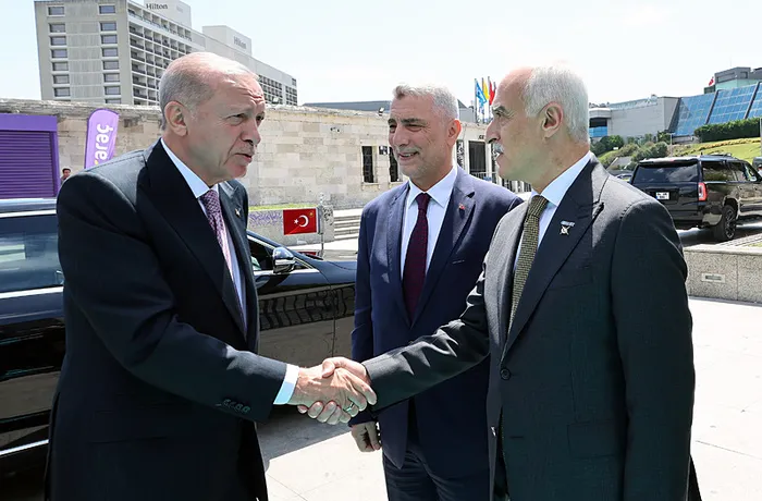 ticaret-bakani-bolat-ihracat-ve-doviz-geliri-hedefini-acikladi-toplamda-377-milyar-dolar-yeni-rekorlar-kiracag-1716648442439.jpg Ticaret Bakanı Bolat ihracat ve döviz geliri hedefini açıkladı: Toplamda 377 milyar dolar! | "Yeni rekorlar kıracağız" - 1