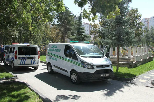 Kayseri'de mezarlıkta asılı ceset bulundu - 1