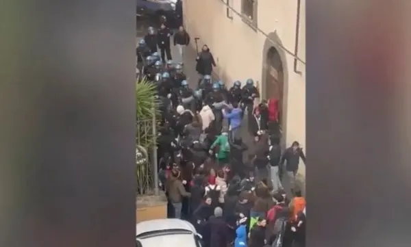 filistin-destekcisi-ogrencilere-coplu-saldiri-skandal-goruntuler-1708702765595.jpeg Filistin destekçisi öğrencilere coplu saldırı! Skandal görüntüler - 3