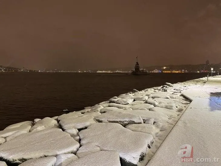 İstanbul beyaza büründü! İşte megakentten kar görüntüleri | Denize giren bile var...