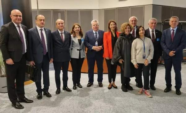 iyi-partinin-sovu-kisa-surdu-hdp-ile-ayni-masaya-oturdular-1666732419537.jpg İYİ Parti'nin şovu kısa sürdü! HDP ile aynı masaya oturdular! - 4