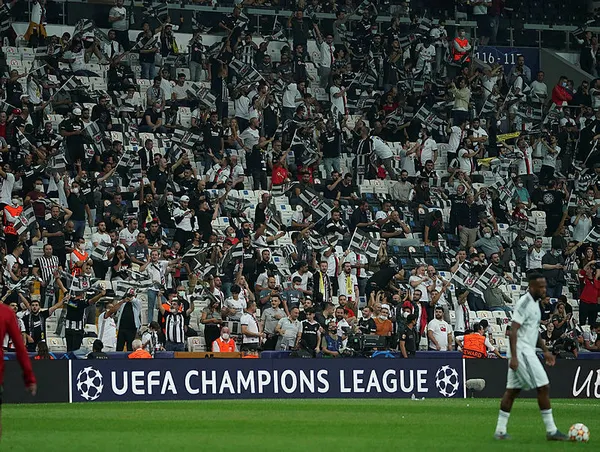 sporting-lizbon-besiktas-maci-oncesi-kavga-besiktasli-taraftarlar-yaralandi-lizbon-emniyet-mudurlugunden-son-dakika-aciklamasi-1635964035960.jpg Sporting Lizbon - Beşiktaş maçı öncesi kavga! Beşiktaşlı taraftarlar yaralandı! Lizbon Emniyet Müdürlüğünden son dakika açıklaması - 2