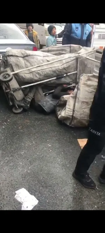 1649166854579.jpg CHP'li Esenyurt Belediyesi'ne bağlı zabıta ekipleri çek çek arabasına el koydu! Kağıt toplayan çocuklar gözyaşlarına boğuldu - 5