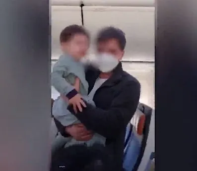 ucakta-saskina-ceviren-anlar-aglayan-cocugu-sakinlestirmek-icin-bakin-ne-yaptilar-1647867585660.jpg Uçakta şaşkına çeviren anlar! Ağlayan çocuğu sakinleştirmek için bakın ne yaptılar - 3