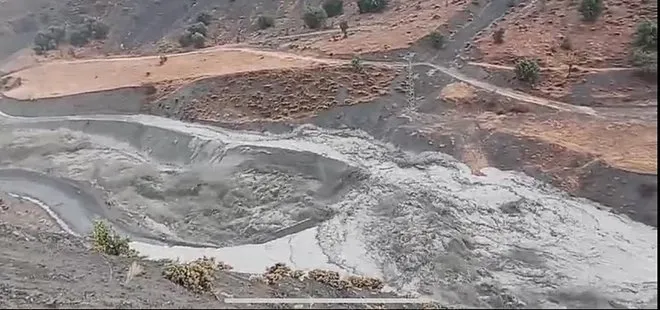 Elazığ'ı sel vurdu: 10 köy yoluna ulaşım aksadı