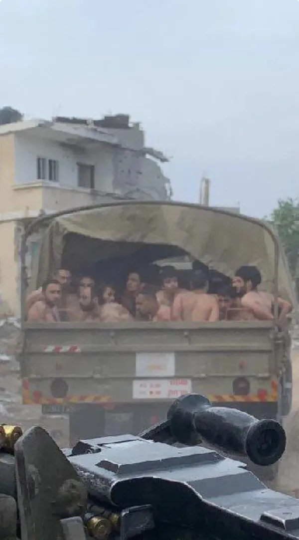 Bunlar hem katil hem kansız! İşgalci Netanyahu’nun danışmanı Regev çıplak gözaltına alınan Filistinlilerle aklı sıra dalga geçti