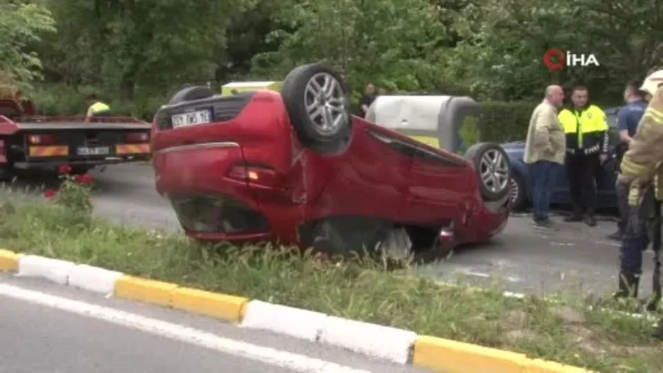 Beylikdüzü’nde park halindeki araçlara çarpan otomobil takla attı