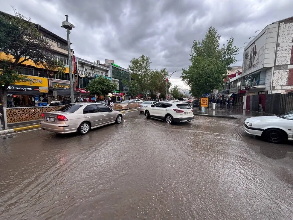 Erzincan’da sağanak sonrası cadde ve sokaklar su altında - 2