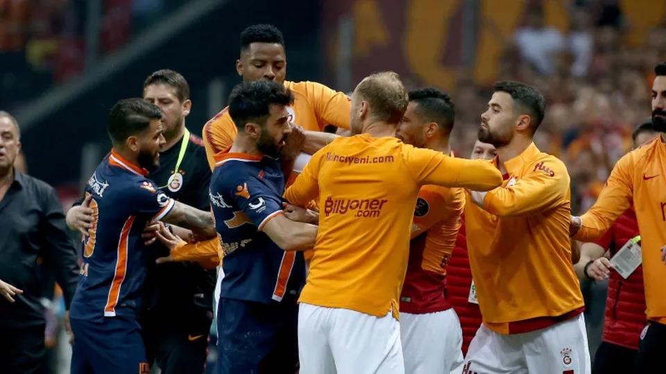 Marcao'dan Emre Belözoğlu'na: "Korkaksın"