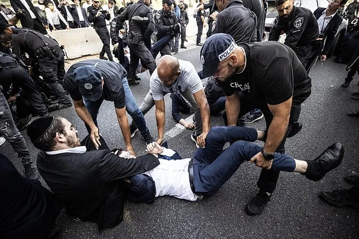 Ultra Ortodoks Yahudiler’den İsrail’in o hizmetine protesto! Trafiği kapattılar | Polisten sert müdahale