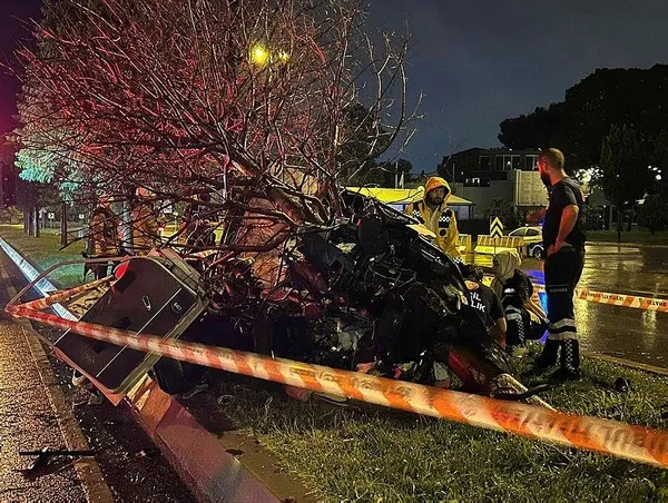 1688786652330.jpeg İstanbul'da korkunç kaza! Kağıt gibi ikiye ayrıldı: 1 ölü 1 yaralı - 1