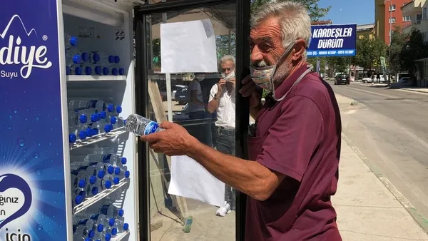 Bursalı esnaflar bir araya geldi! Yoldan geçen vatandaşlara suyu ücretsiz ikram etti - 1