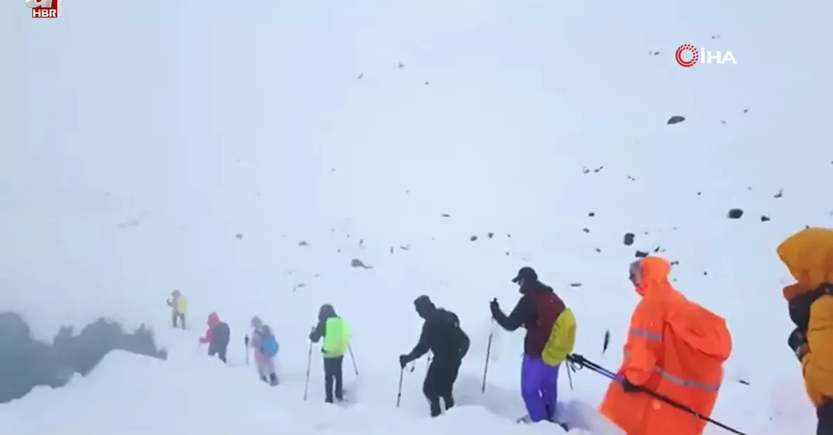 Everest’teki kar fırtınası nedeniyle bin kişi dağda mahsur kaldı