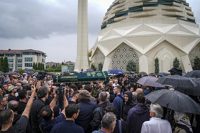 kivanc-tatlitug-gozyaslarina-boguldu-halit-yukay-son-yolculuguna-ugurlandi-1757163680653.jpeg Kaynak: AA