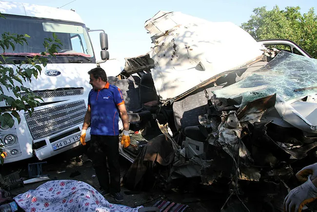 elazigda-dugun-yolunda-feci-kaza-3-olu-10-yarali-1624599406795.jpg Elazığ’da düğün yolunda feci kaza: 3 ölü, 10 yaralı - 5