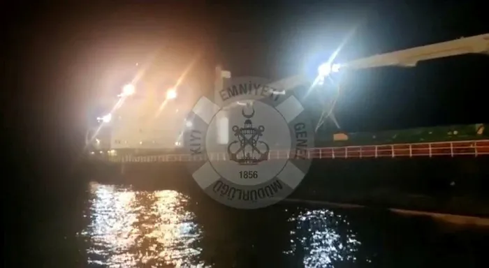 Bozcaada açıklarında kum yüklü gemi karaya oturdu - 1