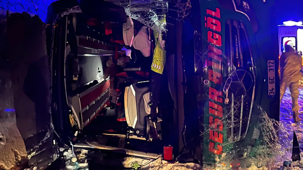 Bingöl'de yolcu otobüsü devrildi: 2 ölü 16 yaralı