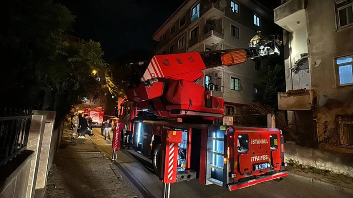 İstanbul'da 3 katlı binanın balkonu çöktü!