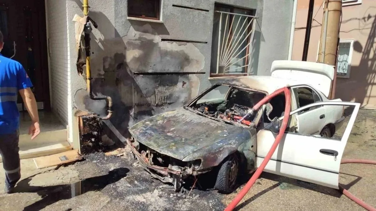 Keşan'da doğal gaz hattının yanındaki araç yangını korkuttu