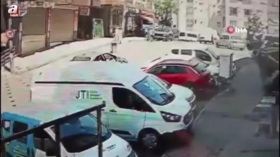 Eyüpsultan’da otomobil kaldırıma çıktı