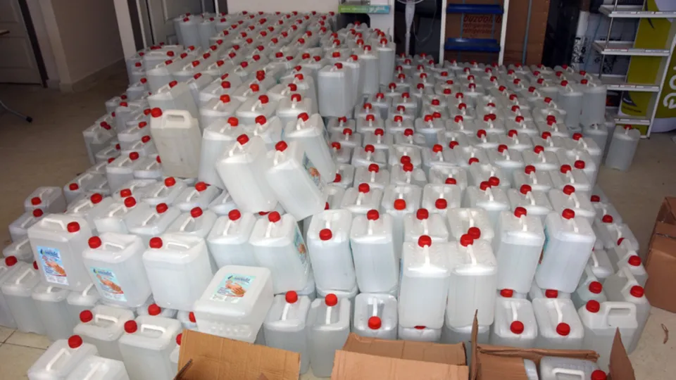 Antalya’da eczaneye kaçak dezenfektan operasyonu! Binlerce litre ele geçirildi |Video