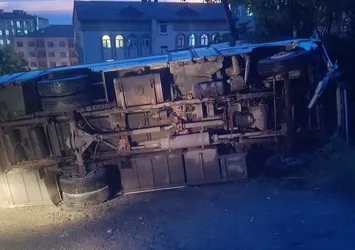 Karadeniz Ereğli’de midibüs park halindeki cipe çarptı: 2 yaralı
