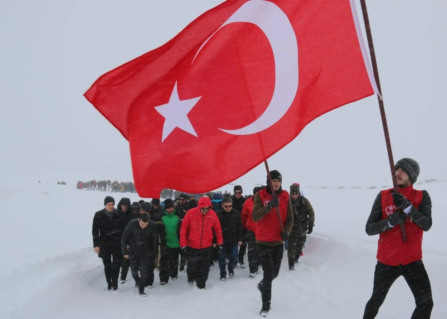 Sarıkamış şehitleri, Hakkari'de 2 bin 800 rakımda yürüyüşle anıldı