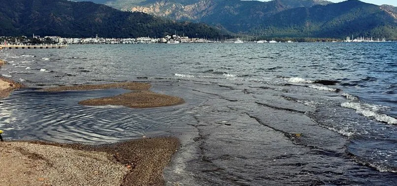 Marmaris'te endişelendiren görüntü! Deniz suyu çekildi, adacıklar oluştu