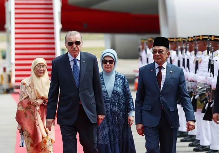 Başkan Erdoğan Malezya'da büyük bir coşkuyla karşılandı (AA)