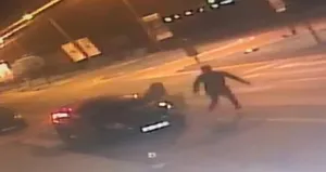 Bıçakladığı karısını tekme tokat dövdü