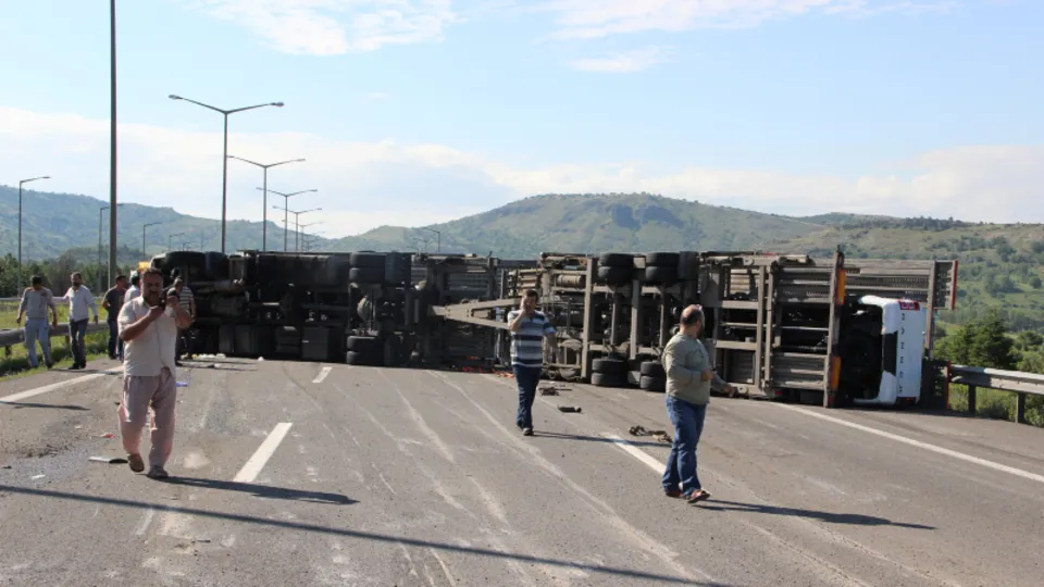 Ankara'da sıfır araç taşıyan TIR devrildi!