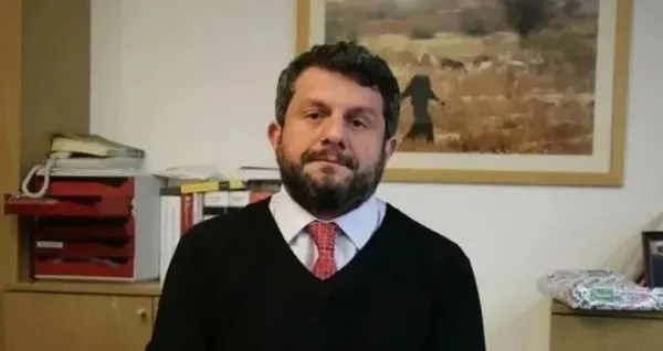 chp-dem-ve-tipten-gazi-mecliste-buyuk-saygisizlik-anayasa-kitapcigini-firlatan-isim-teroristlerden-oy-isteyen-1706635267522.jpeg CHP, DEM ve TİP'ten Gazi Meclis'te büyük saygısızlık! Anayasa kitapçığını fırlatan isim PKK'dan oy isteyen CHP'li Aysu Bankoğlu... - 2