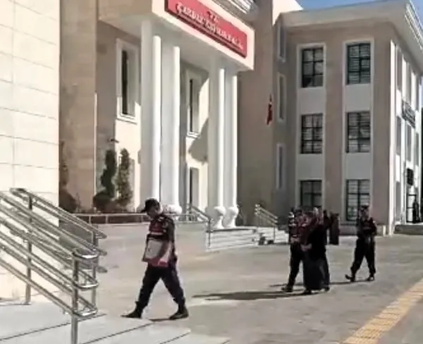 1696417558915.jpg Yaşlı kadın suç makinesi çıktı! 10 yıllık kaçış Denizli'de son buldu - 3
