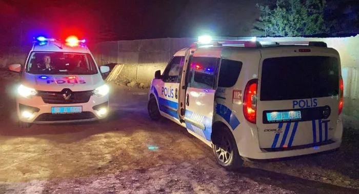aksarayda-pes-dedirten-olay-olen-borclusunun-mezarini-acti-cesedi-yakmak-istedi-1713822589177.jpeg Aksaray’da "Pes" dedirten olay! Ölen borçlusunun mezarını açtı: Canlı yayında cesedi yakmak istedi | "Ezanlar şahit olsun, benim paramı öyle yiyip gidemezsin" - 1