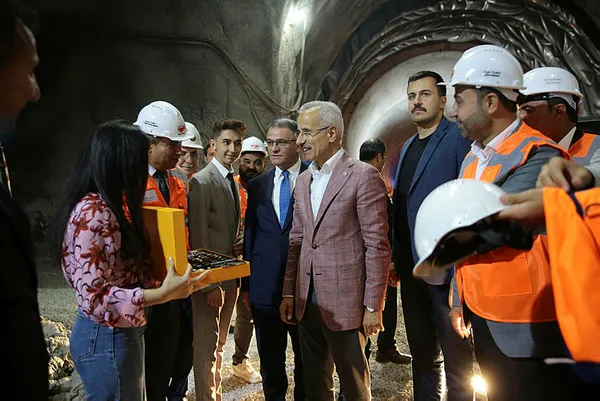 ulastirma-ve-altyapi-bakani-abdulkadir-uraloglundan-a-haberde-hakkari-van-32-virajlar-guzeldere-tuneli-aciklam-1690392702648.jpg Ulaştırma ve Altyapı Bakanı Abdulkadir Uraloğlu’ndan A Haber'de Hakkari-Van “32 Virajlar Güzeldere Tüneli” açıklaması - 9