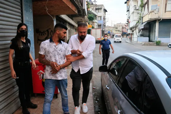 adana-operasyon-catidan-atlayip-kacmak-isterken-yakalandilar-1623726921242.jpg Adana operasyon! Çatıdan atlayıp kaçmak isterken yakalandılar - 3