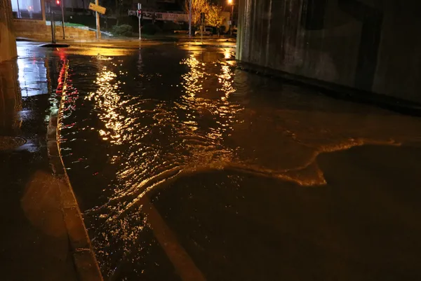izmirde-saganak-nedeniyle-bazi-evleri-su-basti-1609815867756.jpg İzmir'de sağanak nedeniyle bazı evleri su bastı - 1