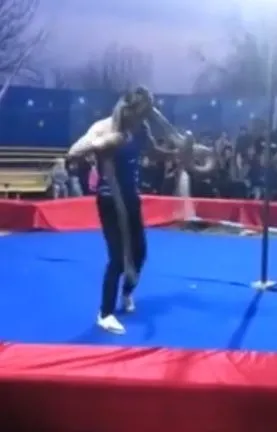 Dev piton gösteri yapan adamı seyircilerin gözü önünde boğdu! O anlar böyle görüntülendi 12