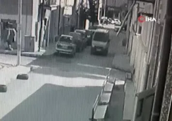 Hafif ticari araç ile motosikletin çarpıştığı kaza kamerada