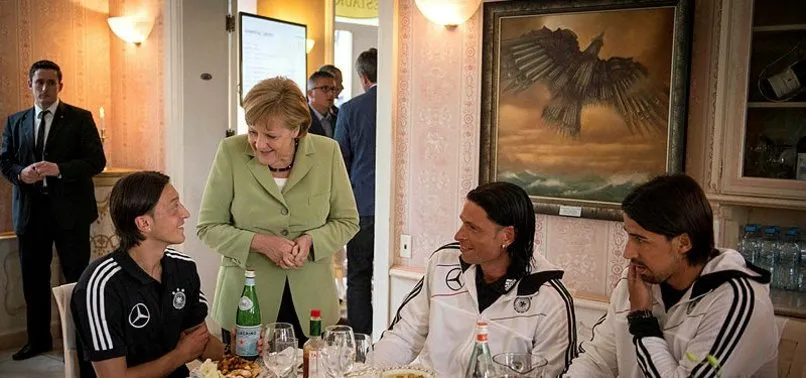 Angela Merkel'den Mesut Özil açıklaması