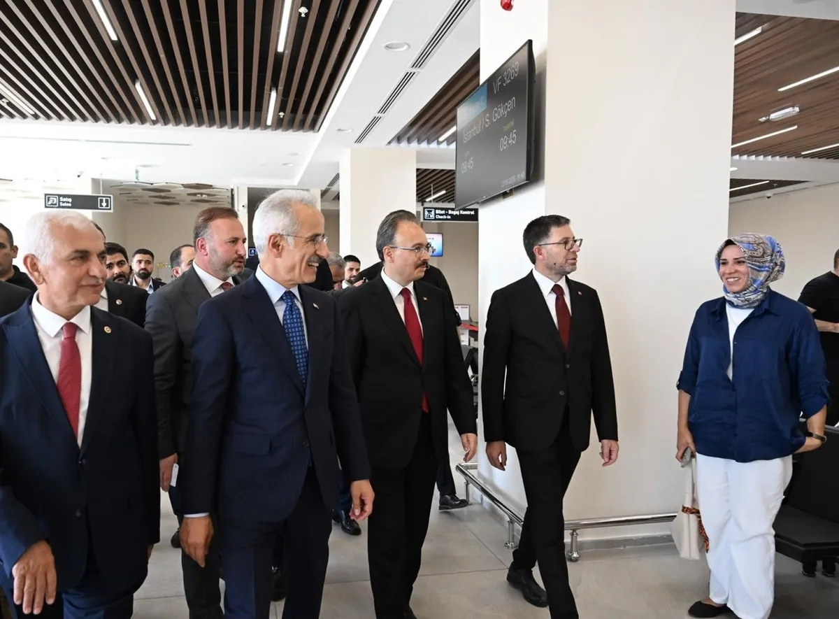 Siirt Havalimanı’nda kapasite 250 bine çıkarıldı: Bakan Uraloğlu kenti demiryolu ağına bağlayan müjdeyi açıkladı - 2