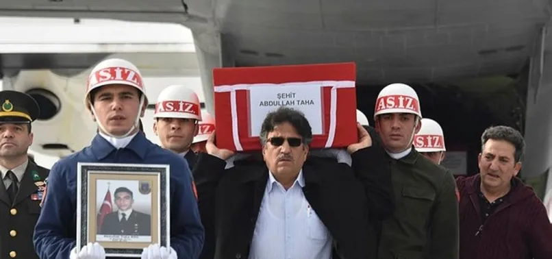 Şehit babası oğlunun tabutunu omzunda taşıdı