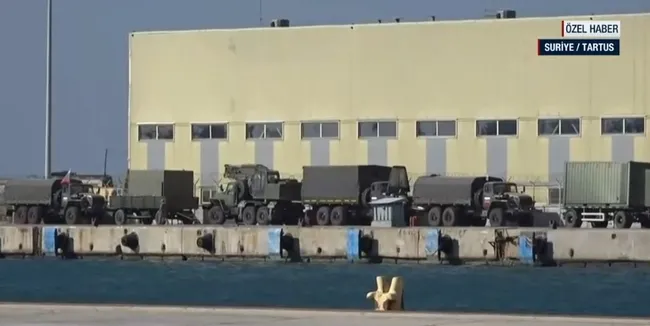 rusya-suriyeden-cekiliyor-mu-tartus-limaninda-hareketlilik-artiyor-1734693318875.jpg Araçların Libya'ya doğru gideceği belirtiliyor! (Ekran görüntüsü / A Haber)