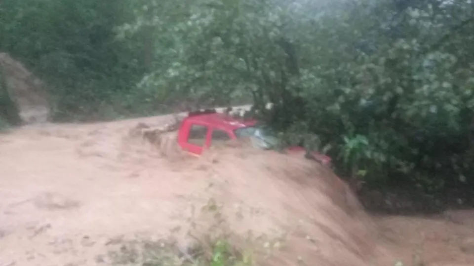 Rize'de şiddetli yağış etkili oldu! Dereler taştı araçları sürükledi