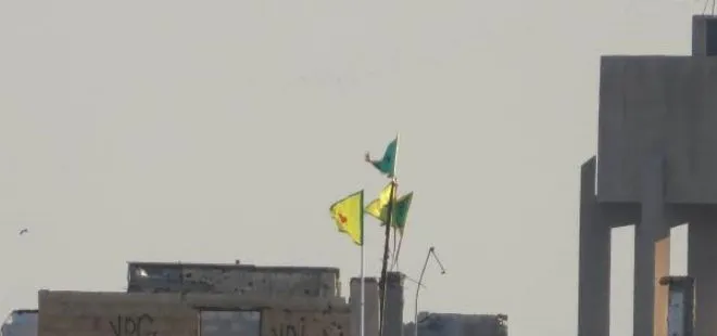 Tel Abyad’a PYD/YPG flamaları asıldı