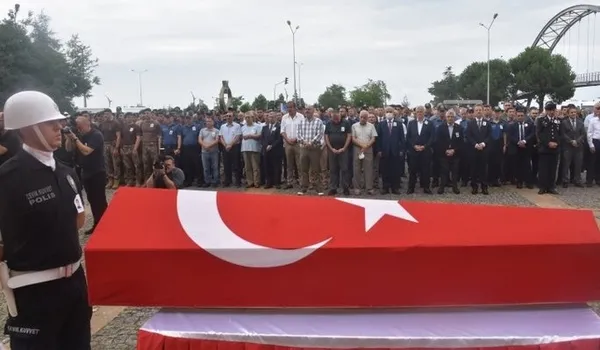 lunaparktaki-faciada-hayatini-kaybetmisti-polis-sinem-gulsen-dilekce-son-yolculuguna-ugurlandi-olayla-ilgili-3-1660135832818.jpg Lunaparktaki faciada hayatını kaybetmişti! Polis Sinem Gülşen Dilekçe son yolculuğuna uğurlandı | Olayla ilgili 3 kişi gözaltına alındı - 6