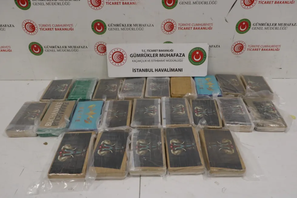 İstanbul Havalimanı’nda ‘pilot’ kılıklı uyuşturucu ağı! 51 kilo kokain ele geçirildi - 1